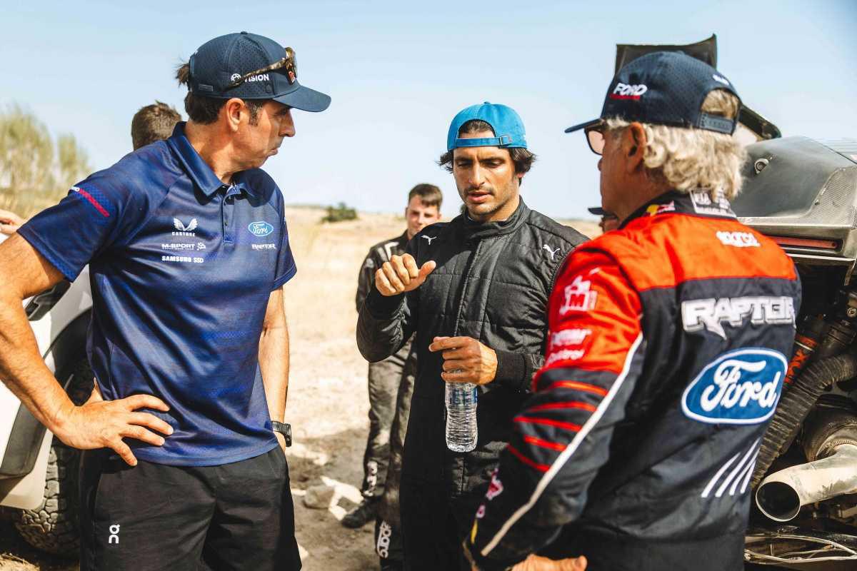Carlos Sainz Jr. se sienta con su padre en el Raptor T1+
