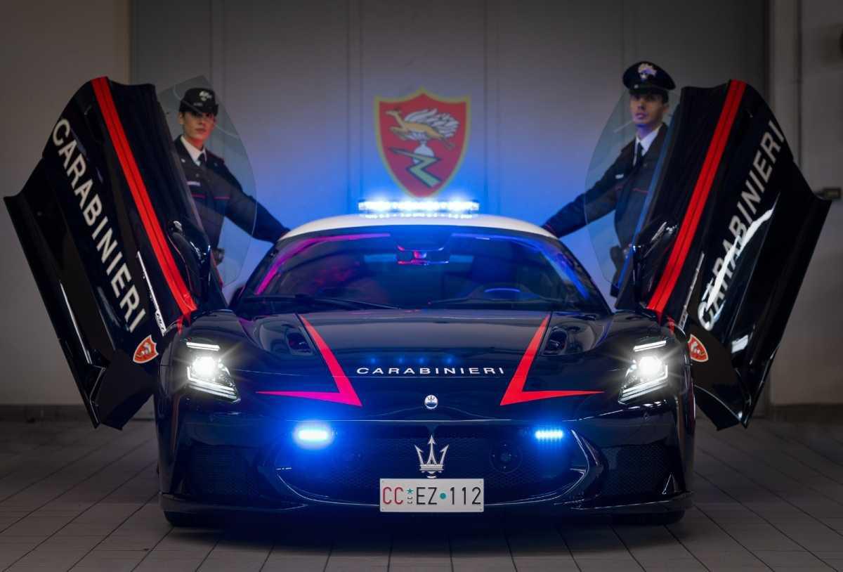 Carabinieri incorporan Maserati MC20 para urgencias médicas