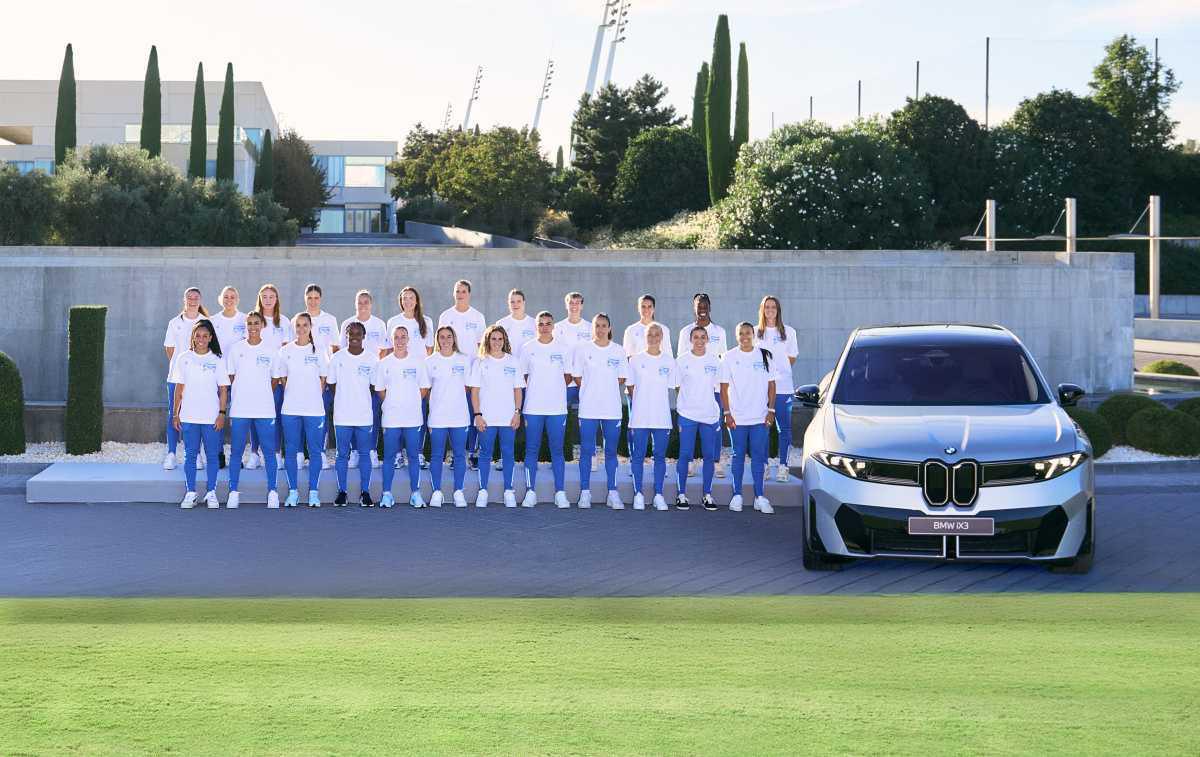 El Real Madrid Femenino estrena su flota de BMW eléctricos para la temporada
