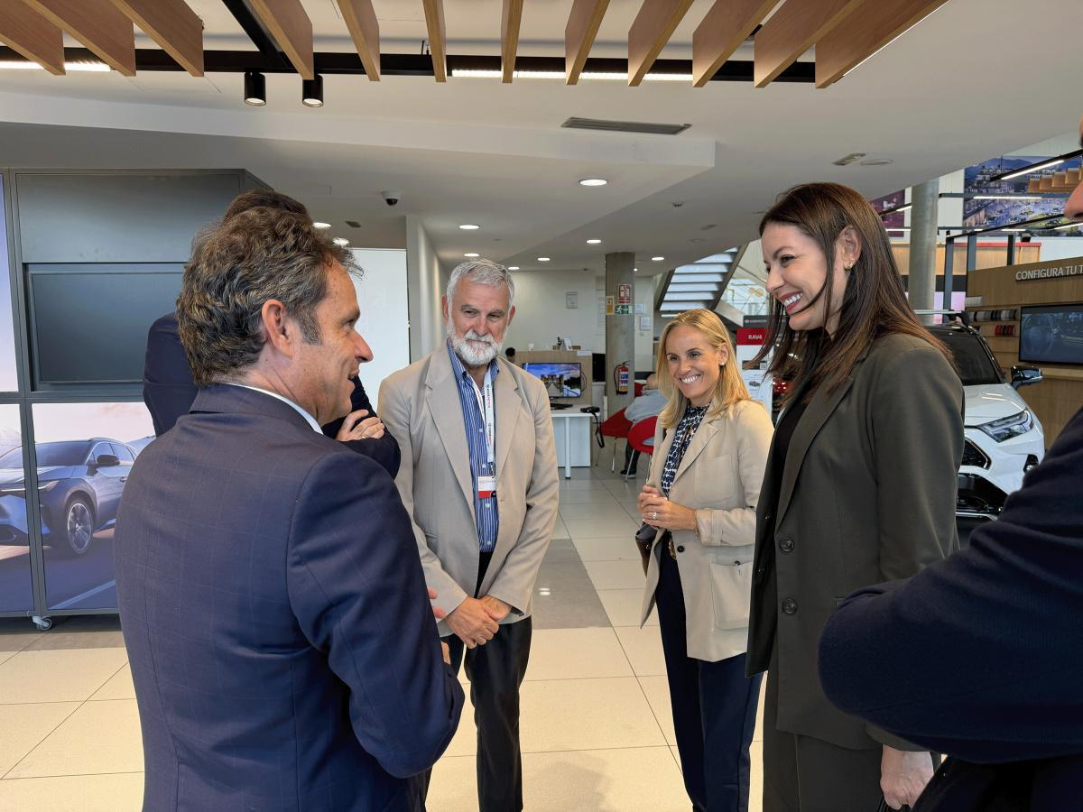 La alcaldesa de Majadahonda visita las instalaciones de Toyota Kobe Motor