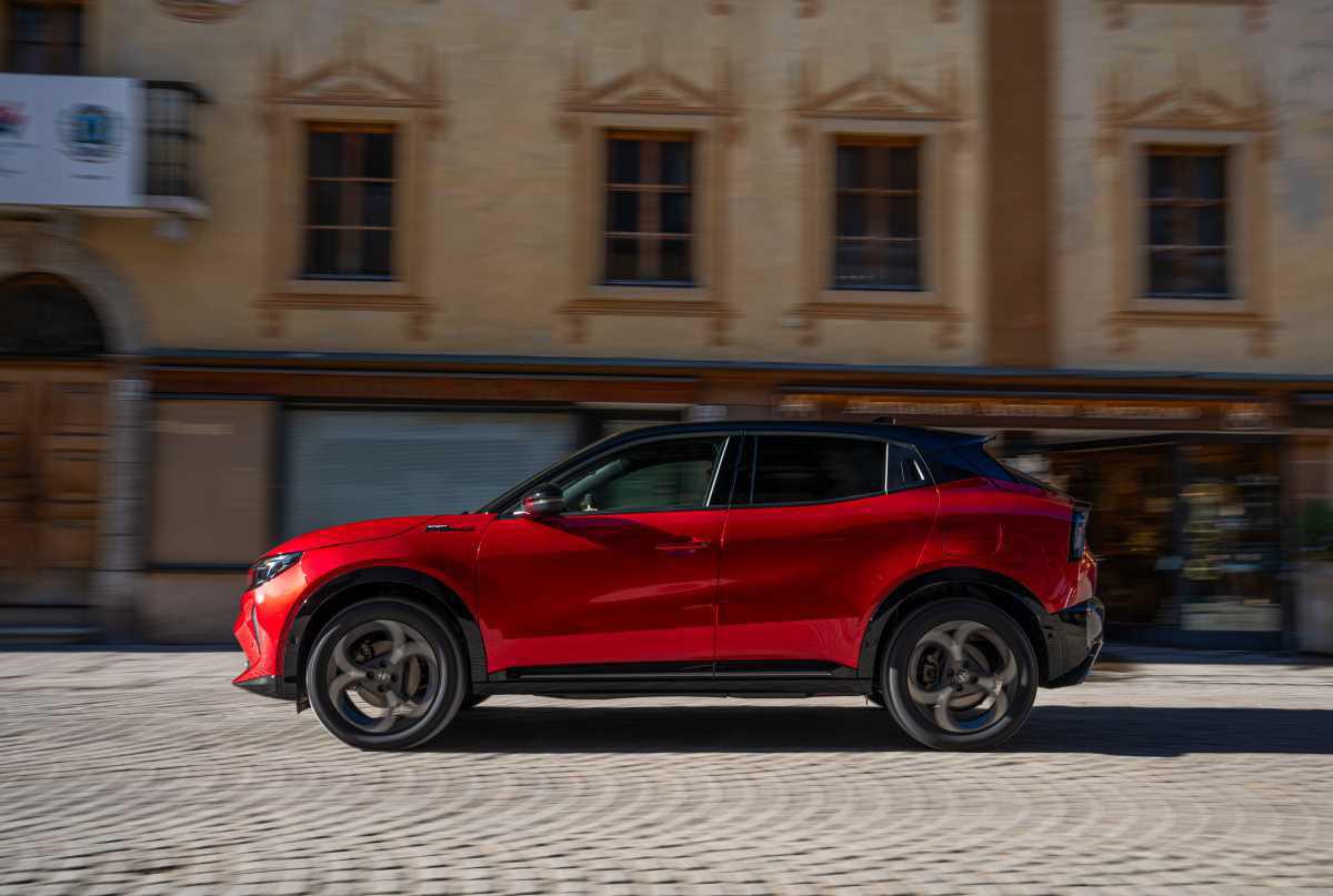 Alfa Romeo presenta el Junior MY26 Sport Speciale con tres motorizaciones