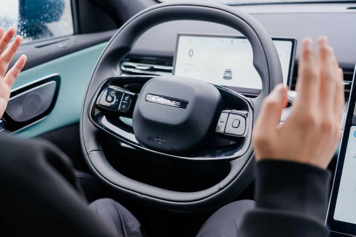 LEPAS L8: sistema de aparcamiento automático y por control remoto LEPAS L8: sistema de aparcamiento automático y por control remoto