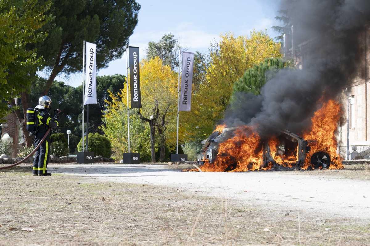 Renault Group forma a más de 200 bomberos en seguridad de vehículos eléctricos Renault Group forma a más de 200 bomberos en seguridad de vehículos eléctricos
