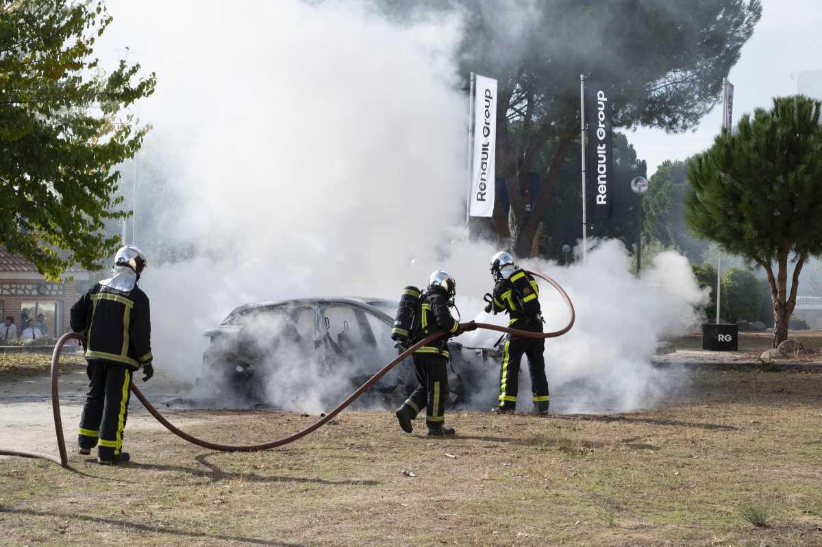Renault Group forma a más de 200 bomberos en seguridad de vehículos eléctricos Renault Group forma a más de 200 bomberos en seguridad de vehículos eléctricos