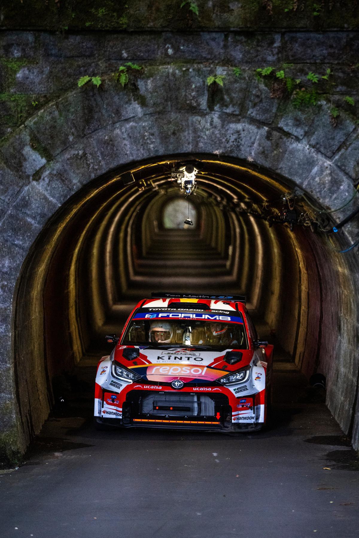Ogier lidera por solo 2 segundos sobre Evans en el ecuador del rally