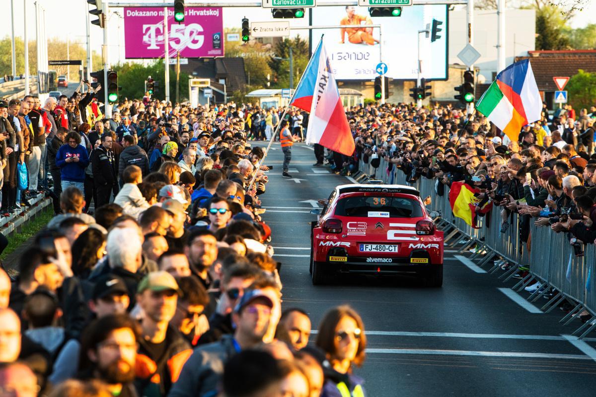 El asturiano Cachón domina la categoría WRC2 en tierras japonesas