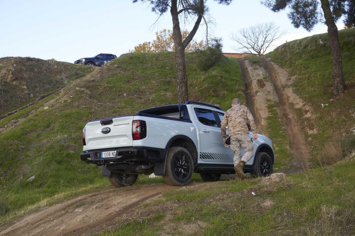 Bomberos de Madrid se forman en off-road con Ford Ranger Híbrido