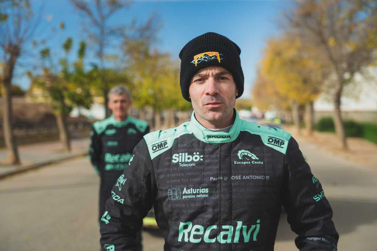 Suárez e Iglesias visten monos con mensajes de fans en Utiel Suárez e Iglesias visten monos con mensajes de fans en Utiel