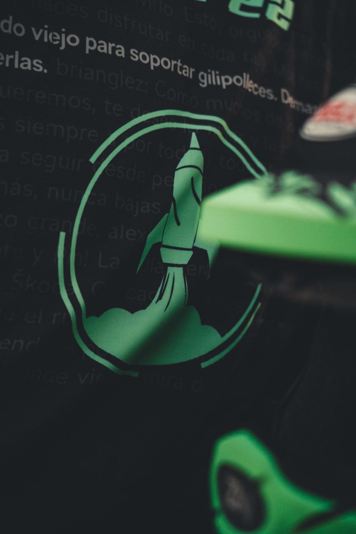 Suárez e Iglesias visten monos con mensajes de fans en Utiel