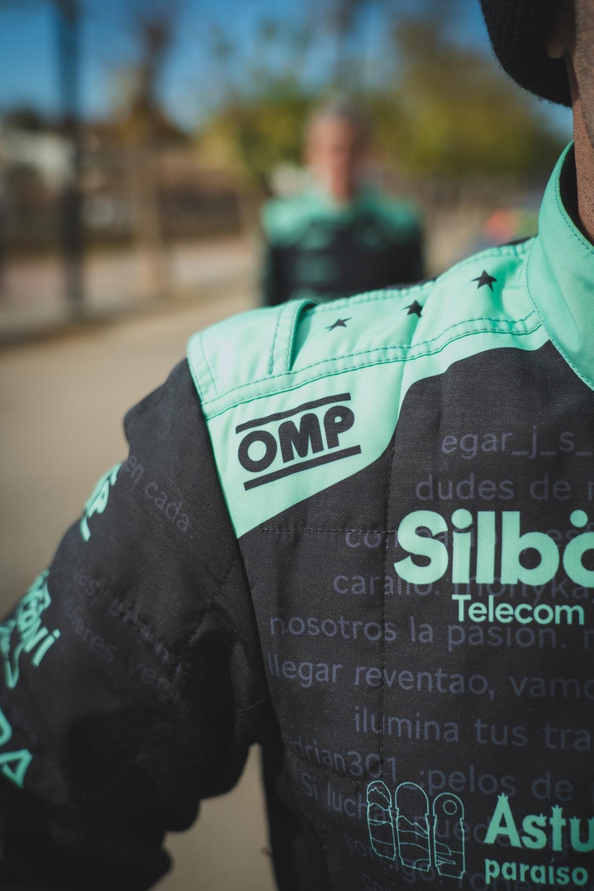 Suárez e Iglesias visten monos con mensajes de fans en Utiel