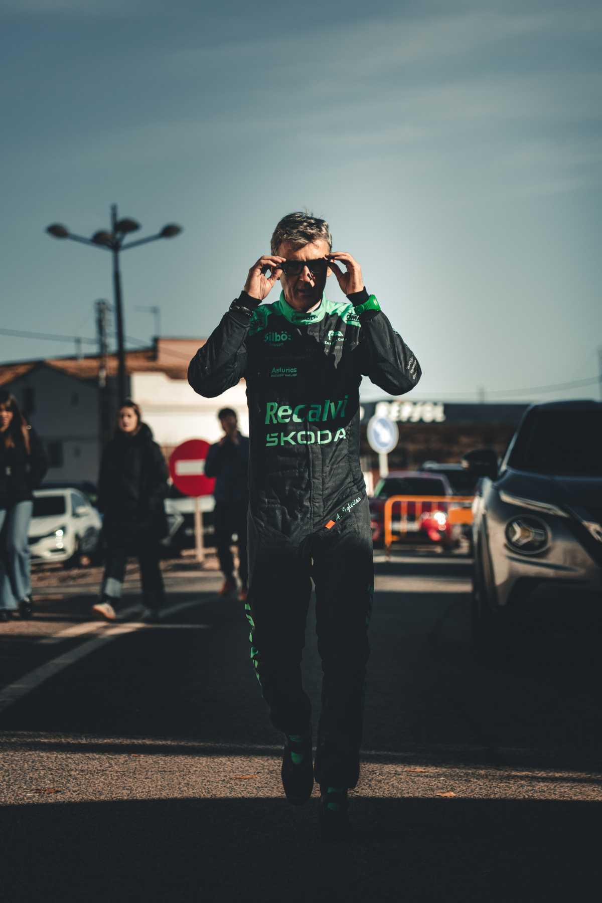 Suárez e Iglesias visten monos con mensajes de fans en Utiel