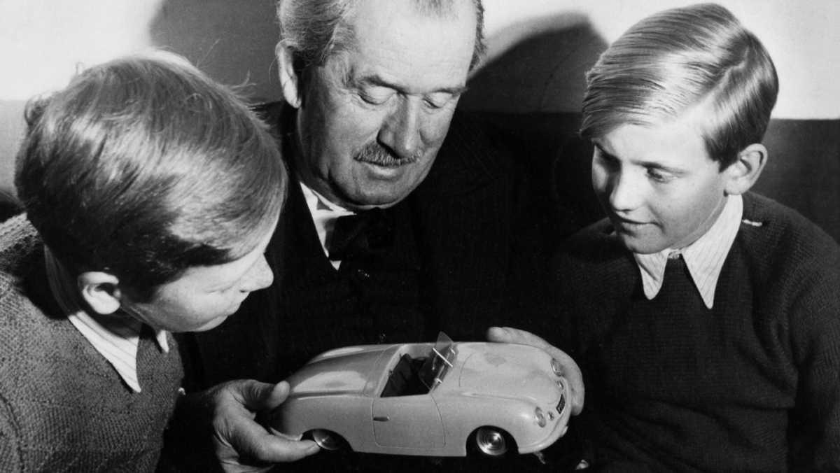 Porsche: 150 años de innovación desde sus inicios eléctricos