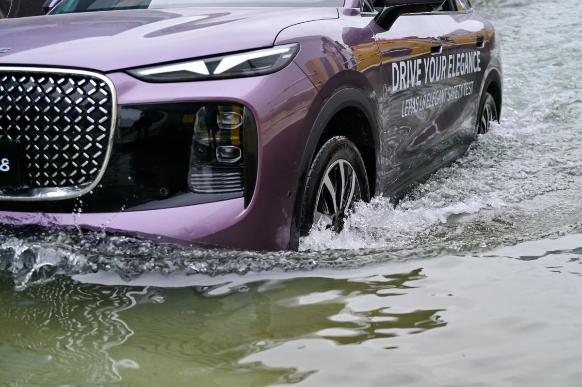 LEPAS L8 demuestra su robustez estructural en un vadeo profundo de 60 centímetros LEPAS L8 demuestra su robustez estructural en un vadeo profundo de 60 centímetros