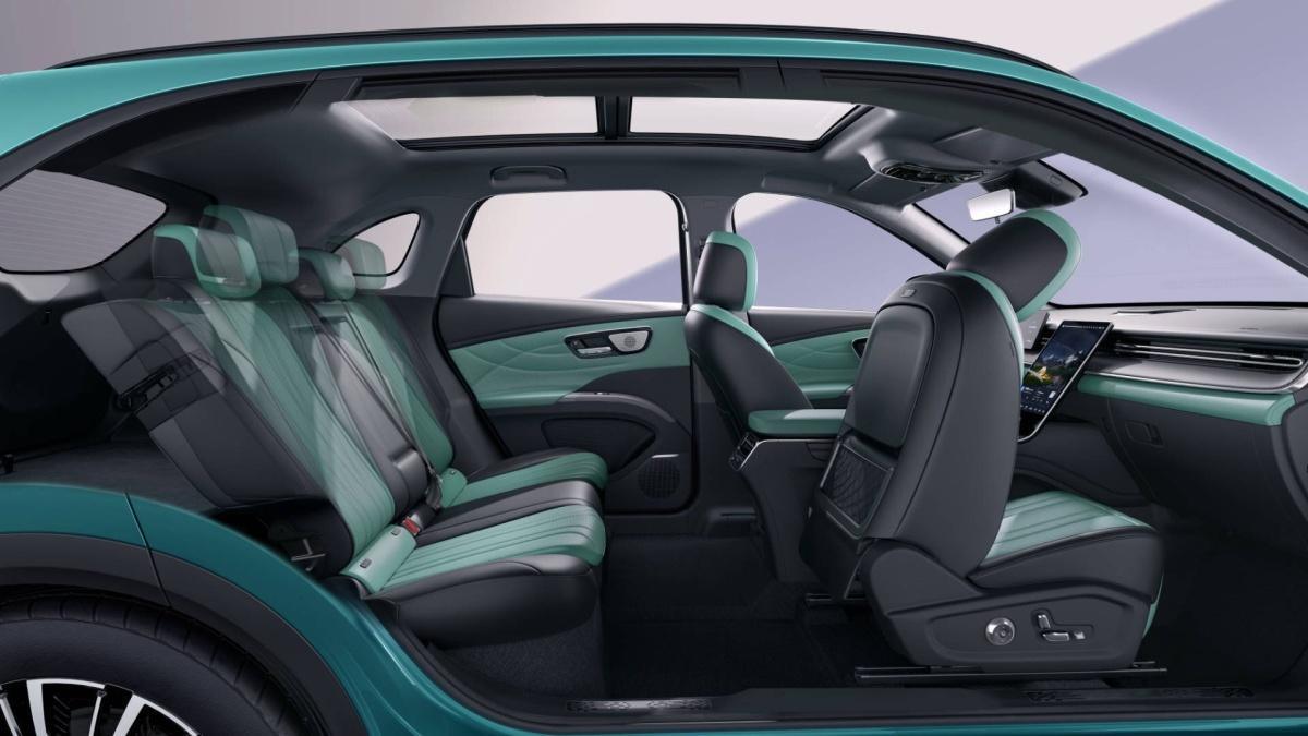 LEPAS L8: el "tercer espacio exquisito" que convierte el coche en un estudio móvil