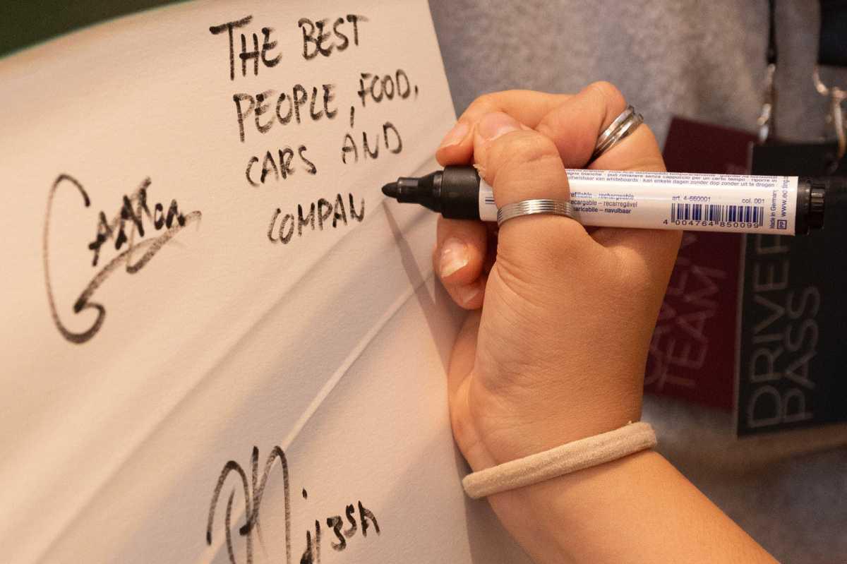 25 hypercars de lujo ofrecen experiencias únicas a jóvenes en un evento solidario