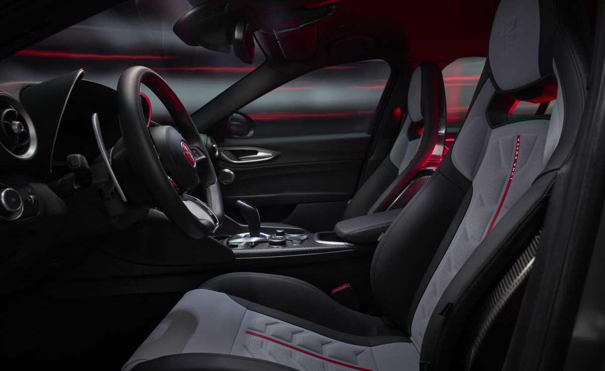 Alfa Romeo presenta la Giulia Quadrifoglio Luna Rossa: solo 10 unidades Alfa Romeo presenta la Giulia Quadrifoglio Luna Rossa: solo 10 unidades