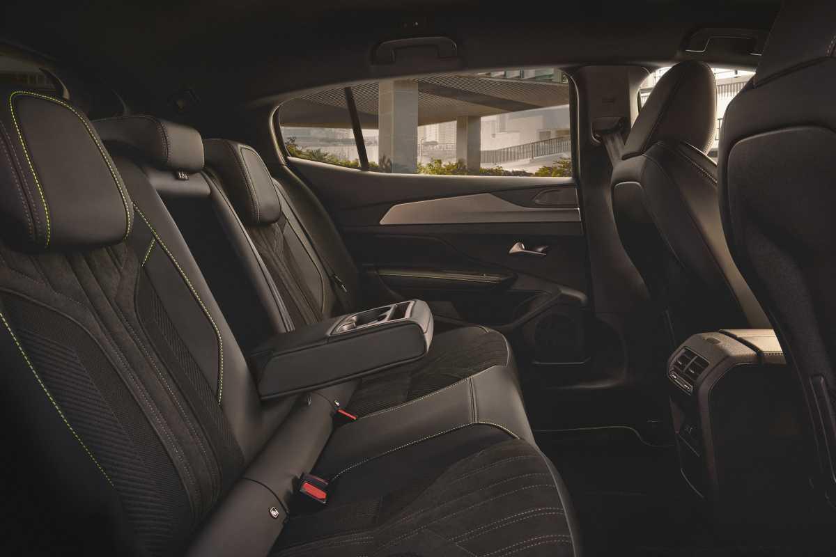 Peugeot presenta el renovado 408 con iluminación trasera de marca y nuevo color Peugeot presenta el renovado 408 con iluminación trasera de marca y nuevo color