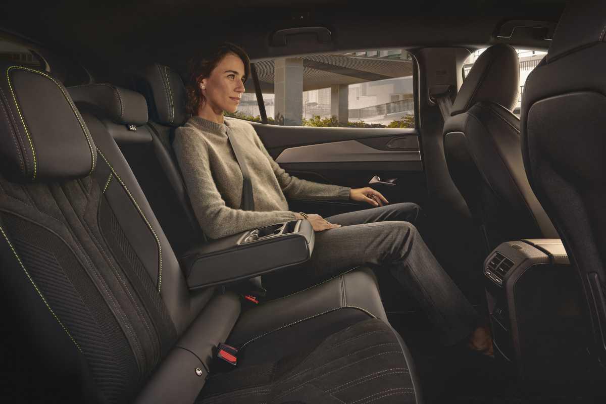 Peugeot presenta el renovado 408 con iluminación trasera de marca y nuevo color Peugeot presenta el renovado 408 con iluminación trasera de marca y nuevo color