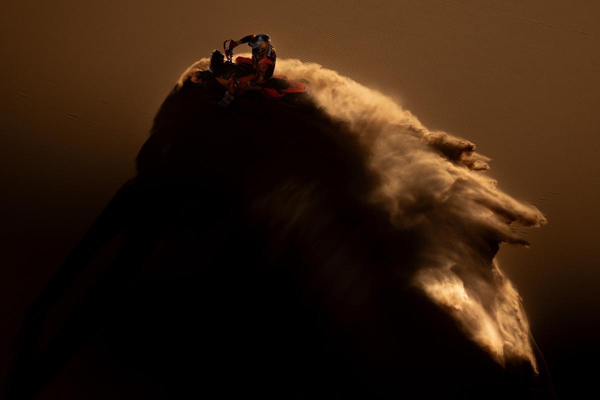 Sanders domina las dunas pero cae en una trampa: 6 minutos de sanción en el Dakar