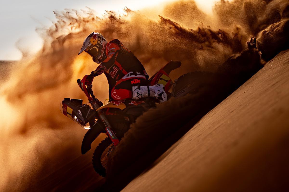 Sanders domina las dunas pero cae en una trampa: 6 minutos de sanción en el Dakar