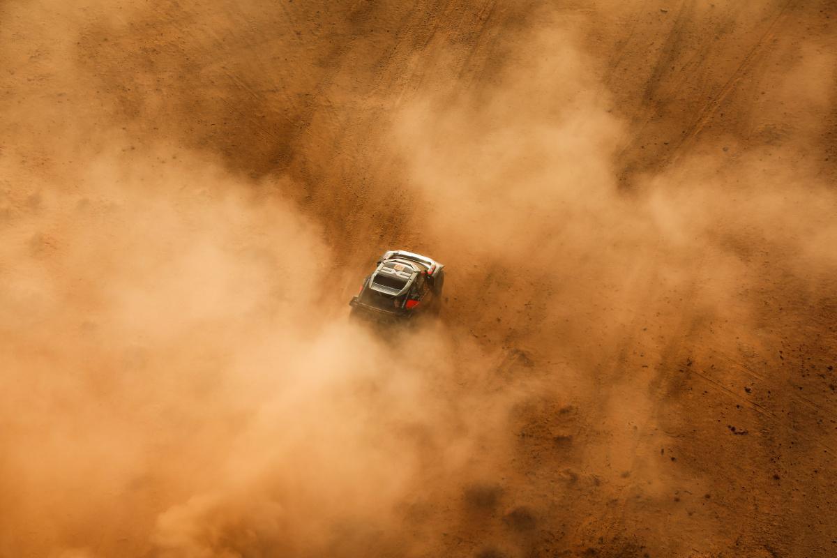 Loeb celebra: "He disfrutado mucho" tras lograr el segundo puesto y el doblete de Dacia Loeb celebra: "He disfrutado mucho" tras lograr el segundo puesto y el doblete de Dacia