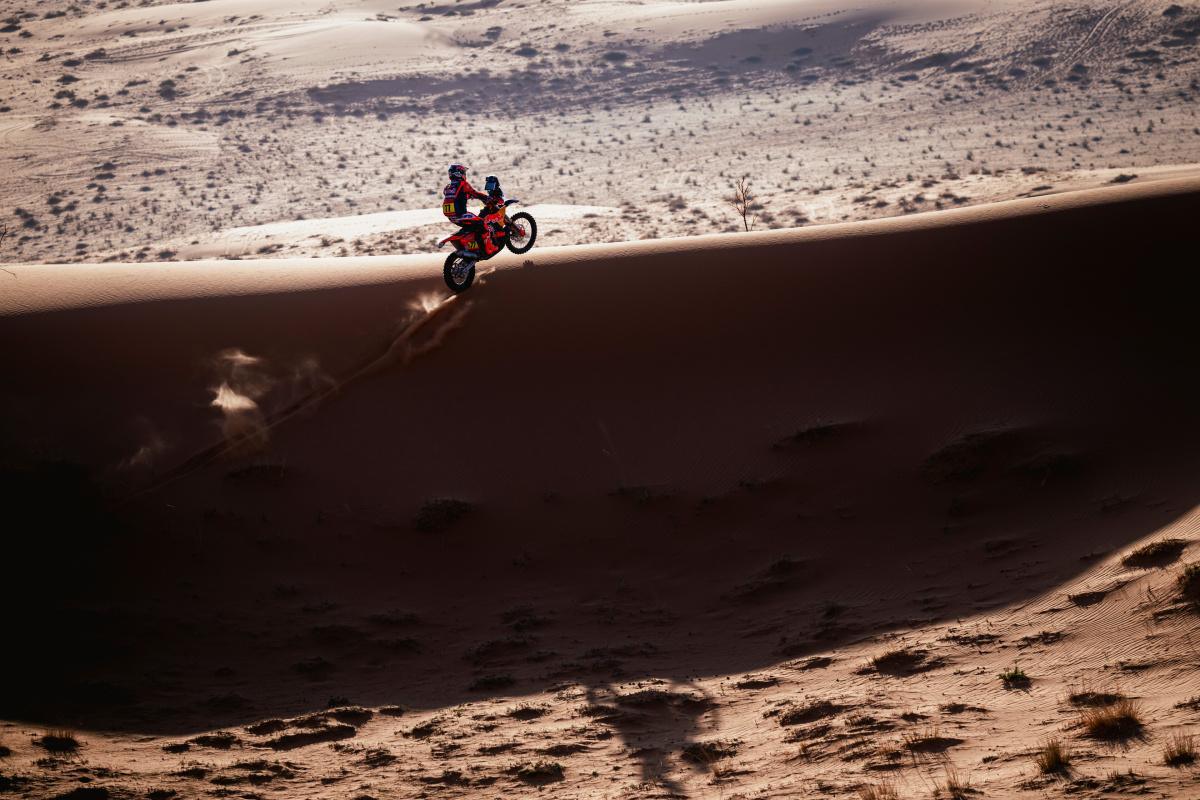 Luciano Benavides sufre una caída y se lesiona la rodilla en la Etapa 6 del Dakar Luciano Benavides sufre una caída y se lesiona la rodilla en la Etapa 6 del Dakar