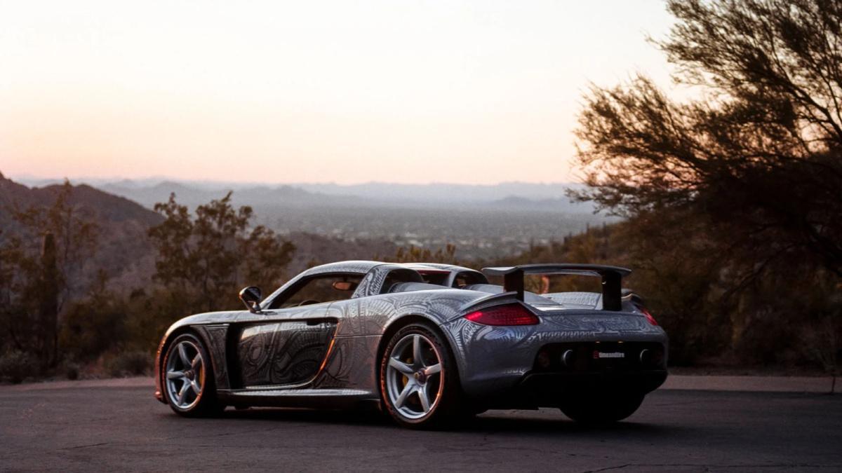 El único Porsche Carrera GT "art car" pintado a mano del mundo