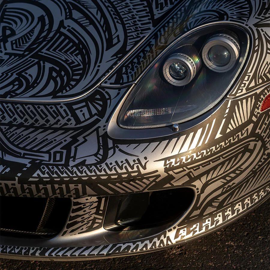 El único Porsche Carrera GT "art car" pintado a mano del mundo