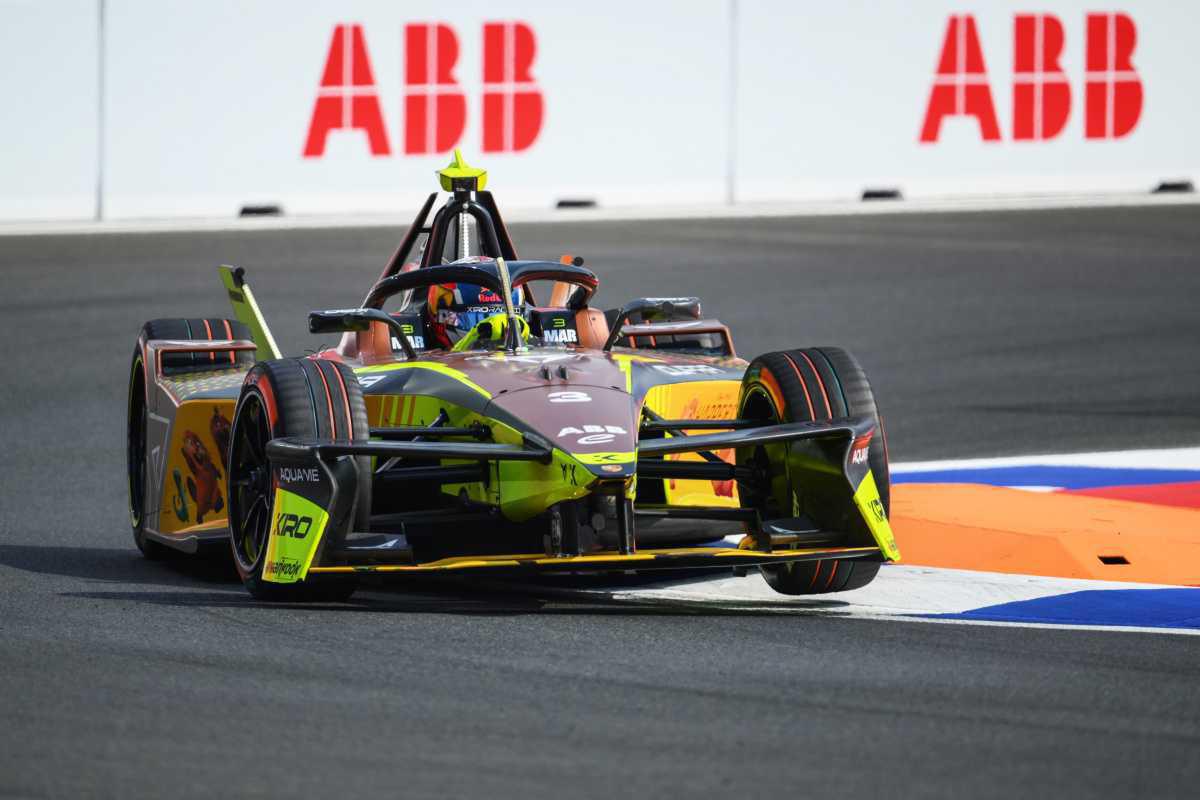 Pepe Martí: "La Fórmula E es diferente a la F2, hay que saber cuándo atacar y ahorrar energía" Pepe Martí: "La Fórmula E es diferente a la F2, hay que saber cuándo atacar y ahorrar energía"