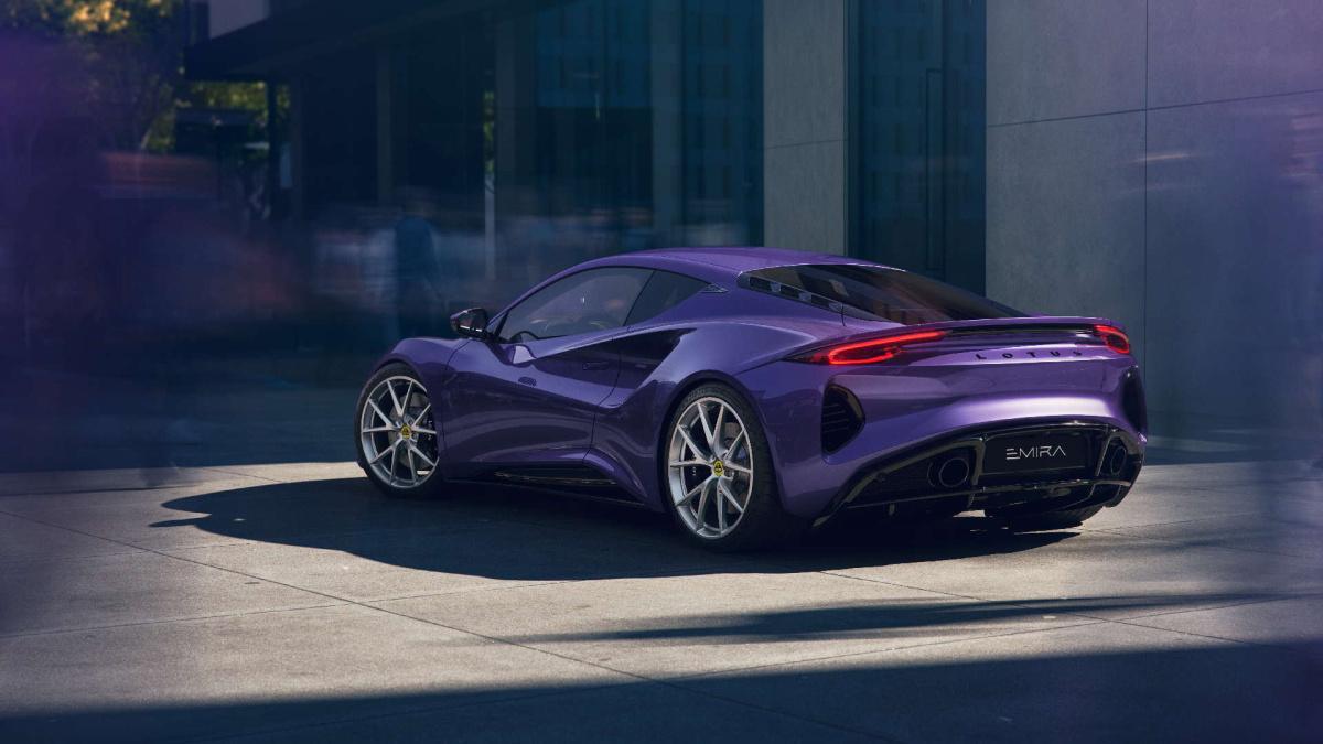 El Lotus Emira V6 SE llega con motor sobrealimentado de 3,5 litros y caja manual de seis velocidades