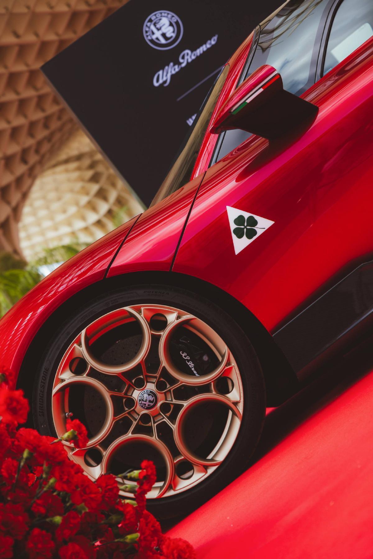 Alfa Romeo patrocina la serie Berlín en Netflix con el 33 Stradale