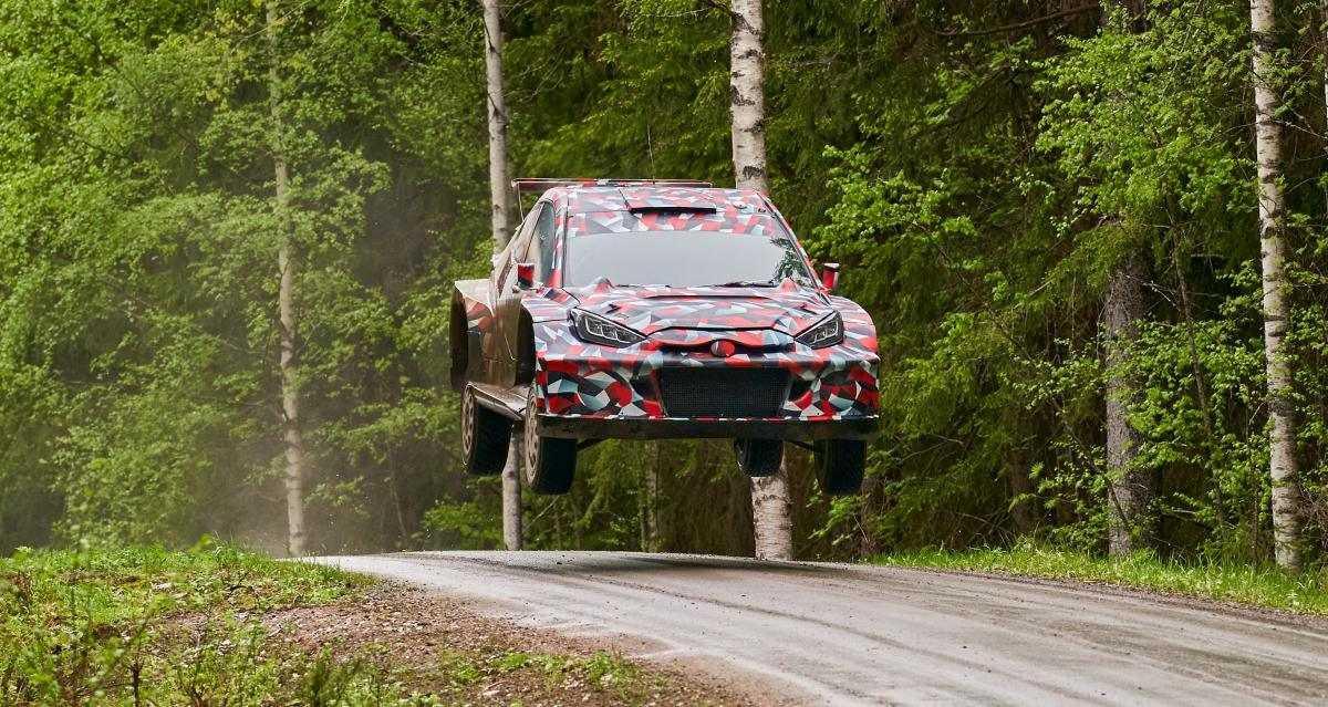 Ott Tänak hace volar el nuevo prototipo WRC27 de Toyota en los rápidos tramos de Finlandia