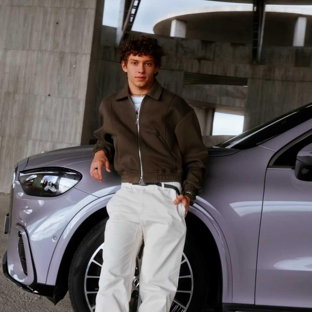 Kimi Antonelli protagoniza la campaña global del Mercedes-Benz GLC eléctrico