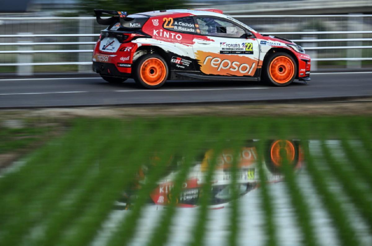 Cachón y Rozada suman su segundo podio de la temporada en Japón tras una gran pelea Cachón y Rozada suman su segundo podio de la temporada en Japón tras una gran pelea