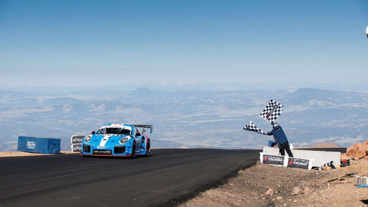 Billy Johnson debuta en Pikes Peak con un Porsche 911 GT3 de 1.000 CV y gana en la categoría Open Billy Johnson debuta en Pikes Peak con un Porsche 911 GT3 de 1.000 CV y gana en la categoría Open