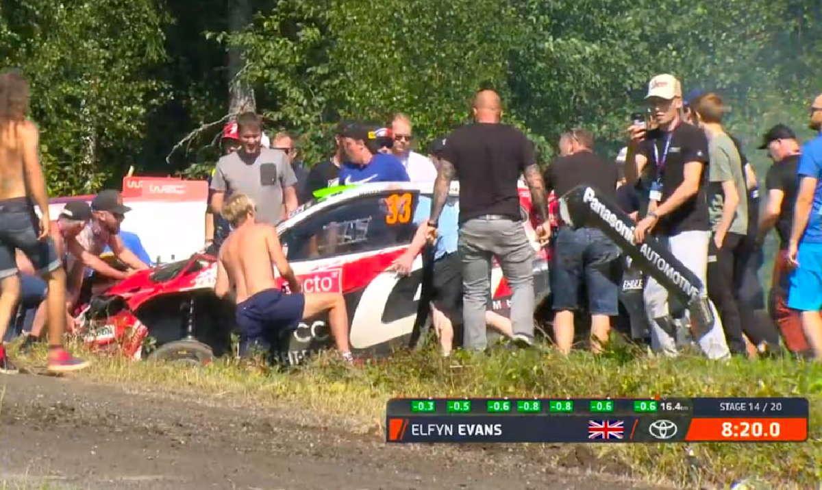 Evans vuelca en el Rally de Finlandia y los aficionados le ayudan a reincorporarse Evans vuelca en el Rally de Finlandia y los aficionados le ayudan a reincorporarse