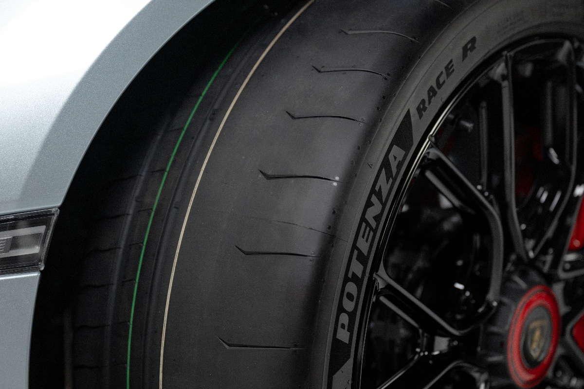 Bridgestone presenta el Potenza Race R: el semi-slick a medida para el Lamborghini Revuelto SV 2026