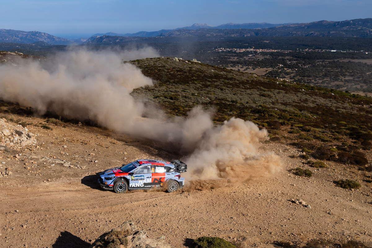 Neuville lidera el Rally Italia Sardegna con Fourmaux a 0,4 segundos