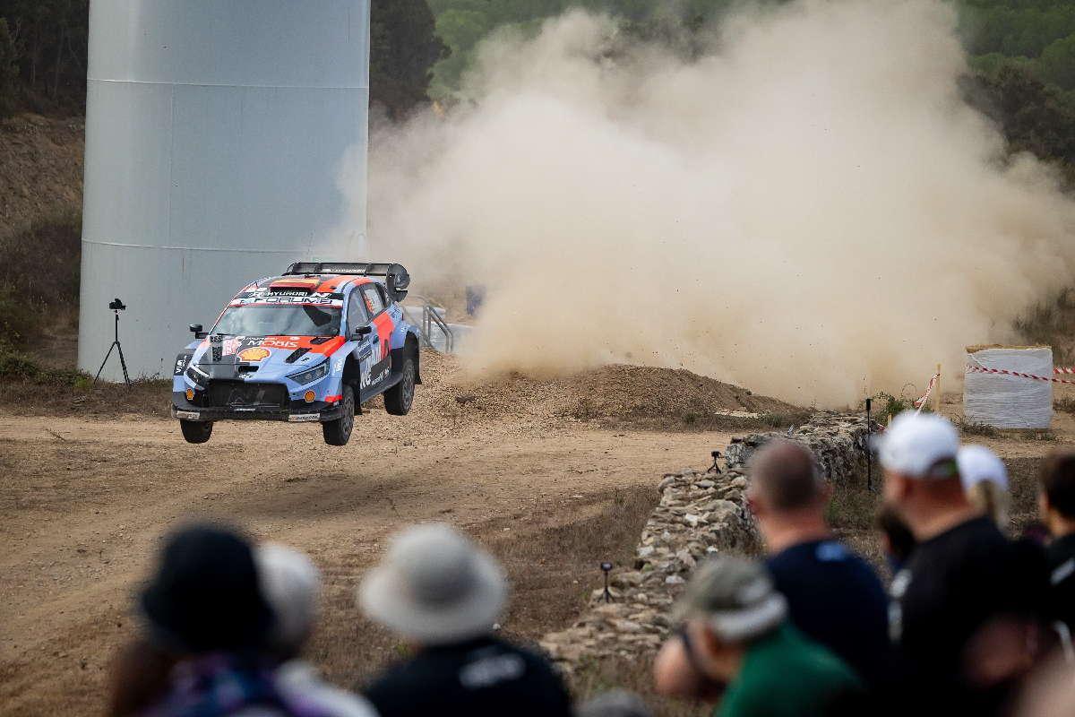 Neuville lidera el Rally Italia Sardegna con Fourmaux a 0,4 segundos