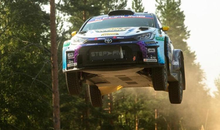 Korhonen lidera el WRC2 en Finlandia tras una jornada de caos y lluvia