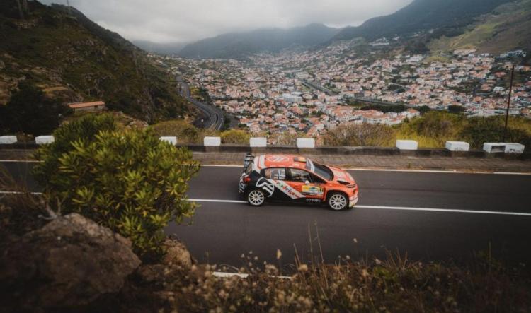 Ruiloba toma la delantera en Madeira con Campedelli y Meeke al acecho
