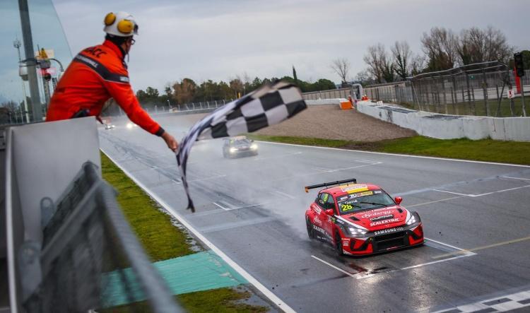 TCR Spain arranca con victorias de Halder y Gené en Barcelona