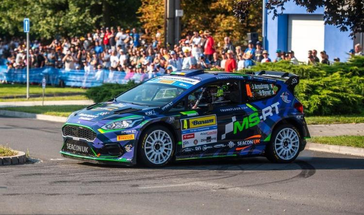 Armstrong vuela y mete presión a Kopecký