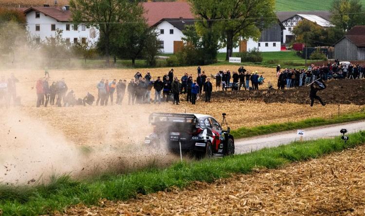 Ogier choca y abandona, se le complica el noveno título del WRC