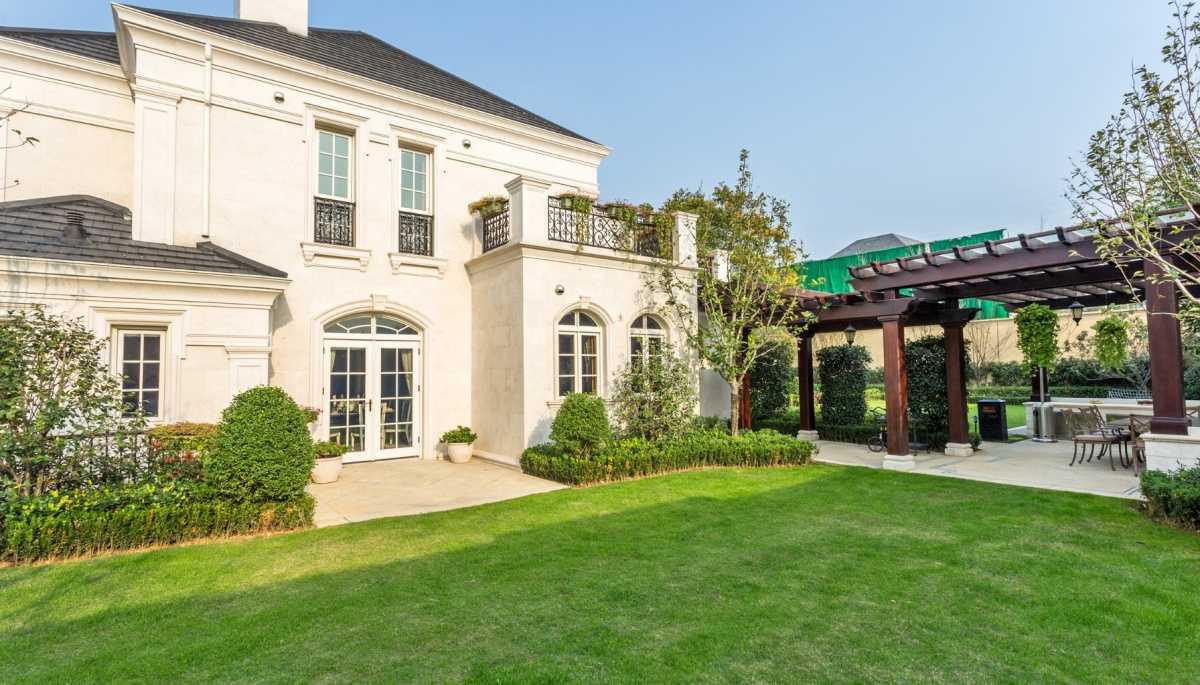 Elegante Villa con Giardino Privato – Petrignano (PG) Elegante Villa con Giardino Privato – Petrignano (PG)