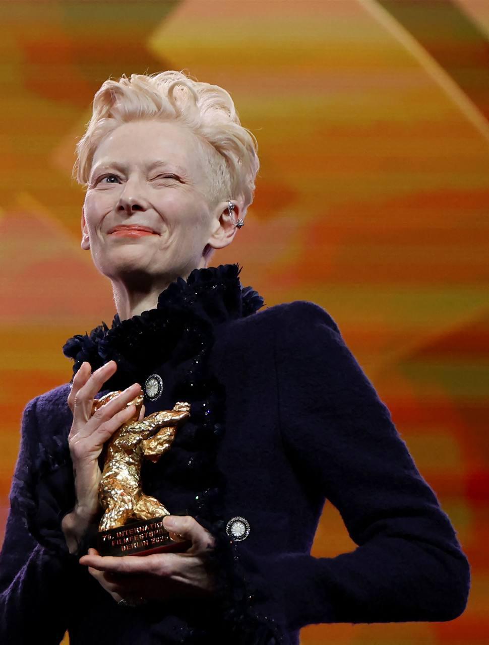 تيلدا سوينتون تتألق في برلين وتدين الاحتلال بخطاب مؤثر