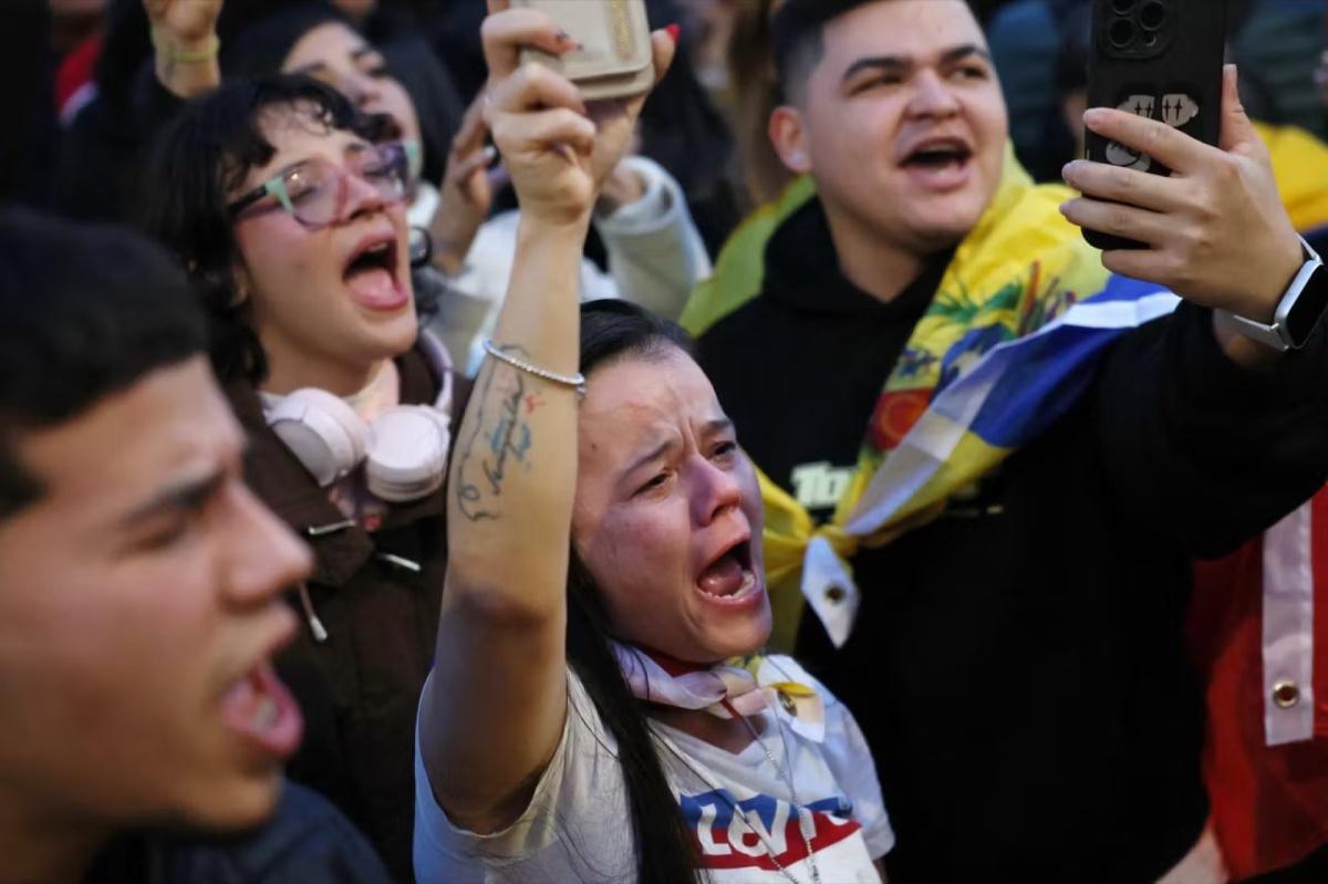فنزويليون يحتفلون في مدريد بعد اعتقال مادورو 