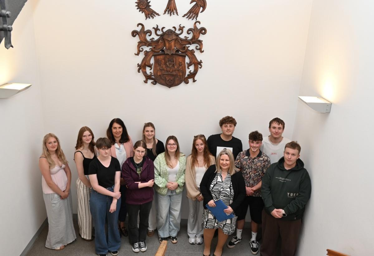 Stadt Annaberg-Buchholz verabschiedet FSJ-Jahrgang 2025/26 und wirbt für Einsatz ab September 2026 Stadt Annaberg-Buchholz verabschiedet FSJ-Jahrgang 2025/26 und wirbt für Einsatz ab September 2026