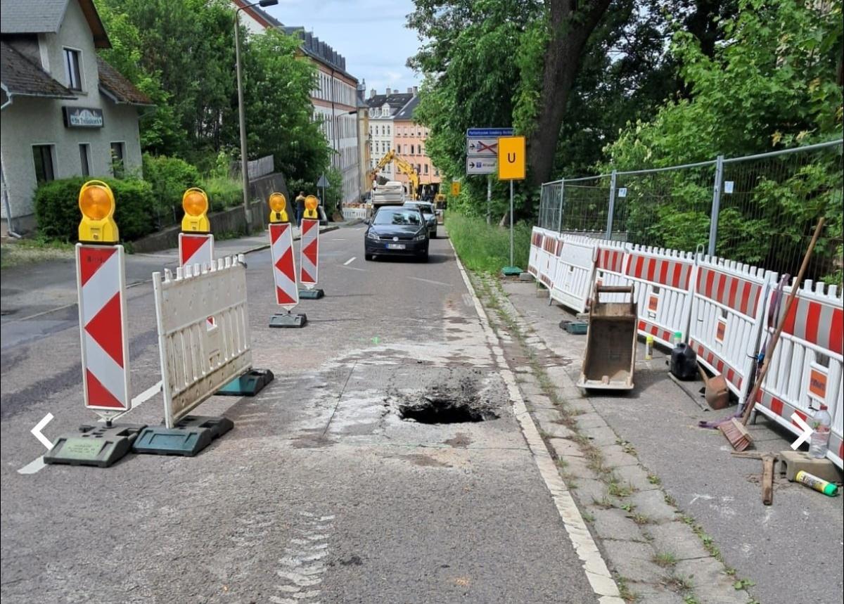 Straßeneinbruch auf der Bärensteiner Straße: Großräumige Absicherung nach Altbergbauereignis