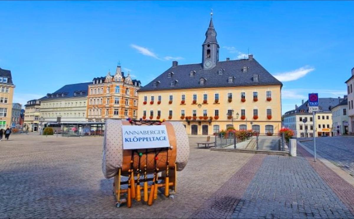 Abwechslungsreiches Wochenende in Annaberg-Buchholz – Klöppeln, Eisenbahn, Kinderfest, Oldtimer und vieles mehr Abwechslungsreiches Wochenende in Annaberg-Buchholz – Klöppeln, Eisenbahn, Kinderfest, Oldtimer und vieles mehr